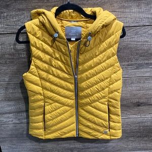 Yellow vest by Soia and Kyo
